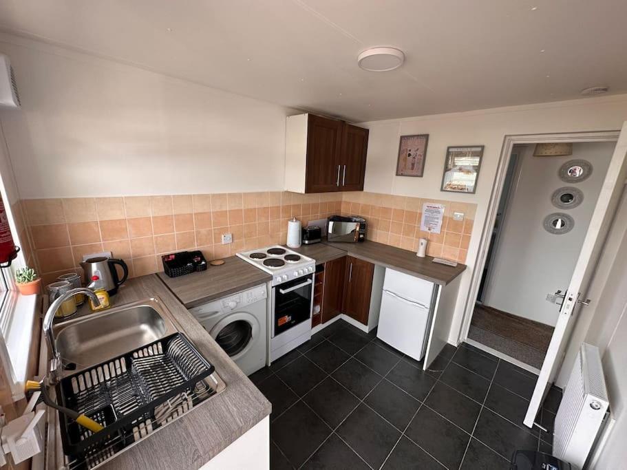 Semi-Detached Chalet - Uddingston, Glasgow Exterior photo