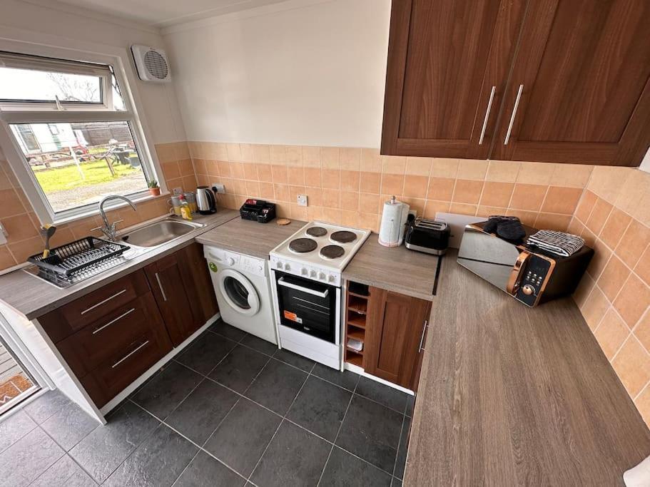 Semi-Detached Chalet - Uddingston, Glasgow Exterior photo